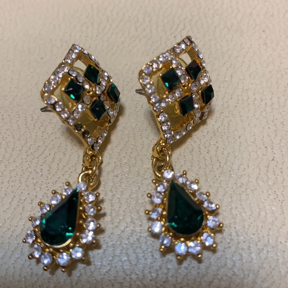 VINTAGE PAVE EMERALD GREEN PEAR DROP RHINESTONE STATEMENT EARRINGS PROM ELEGANT - Picture 1 of 14